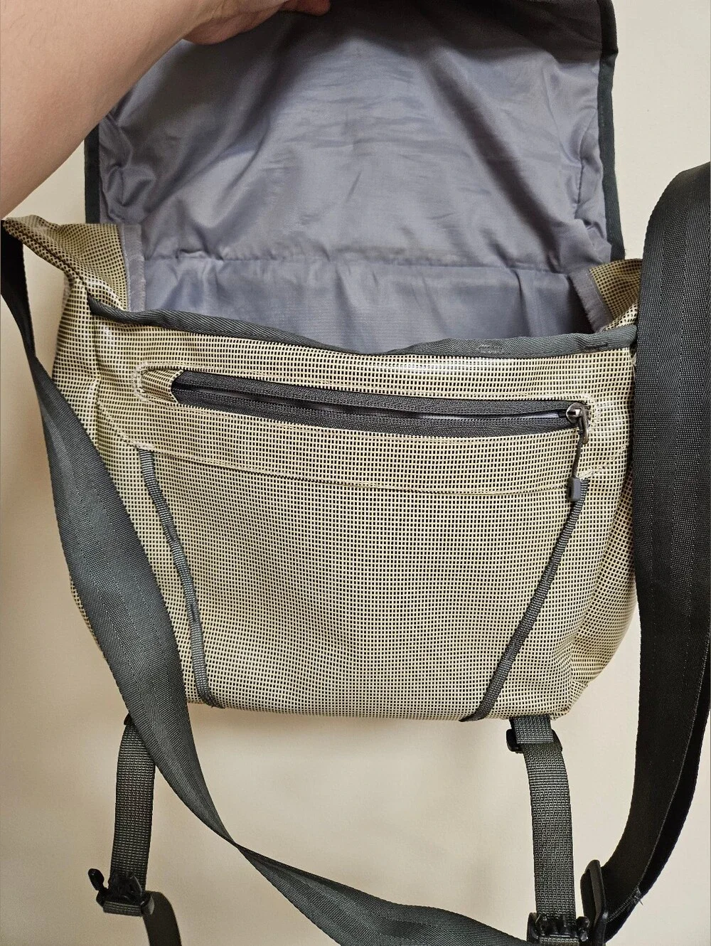 Patagonia Black Hole Mini Messenger Bag Beige 12L Crossbody Shoulder